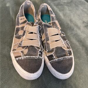Jenn Ardor Camouflage Sneakers ladies 8 GUC